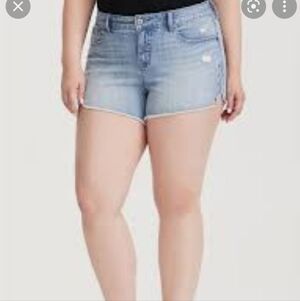 TORRID SKINNY SHORT SHORT - VINTAGE STRETCH LIGHT WASH WITH GROMMETS